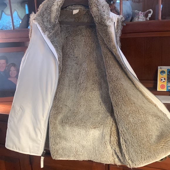 Warm fur lined vest - Picture 2 of 3